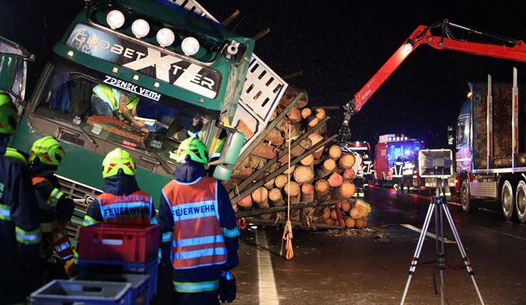 Feuerwehr Inzerdorf - Holztransporter crasht 01-09-2020 - feat