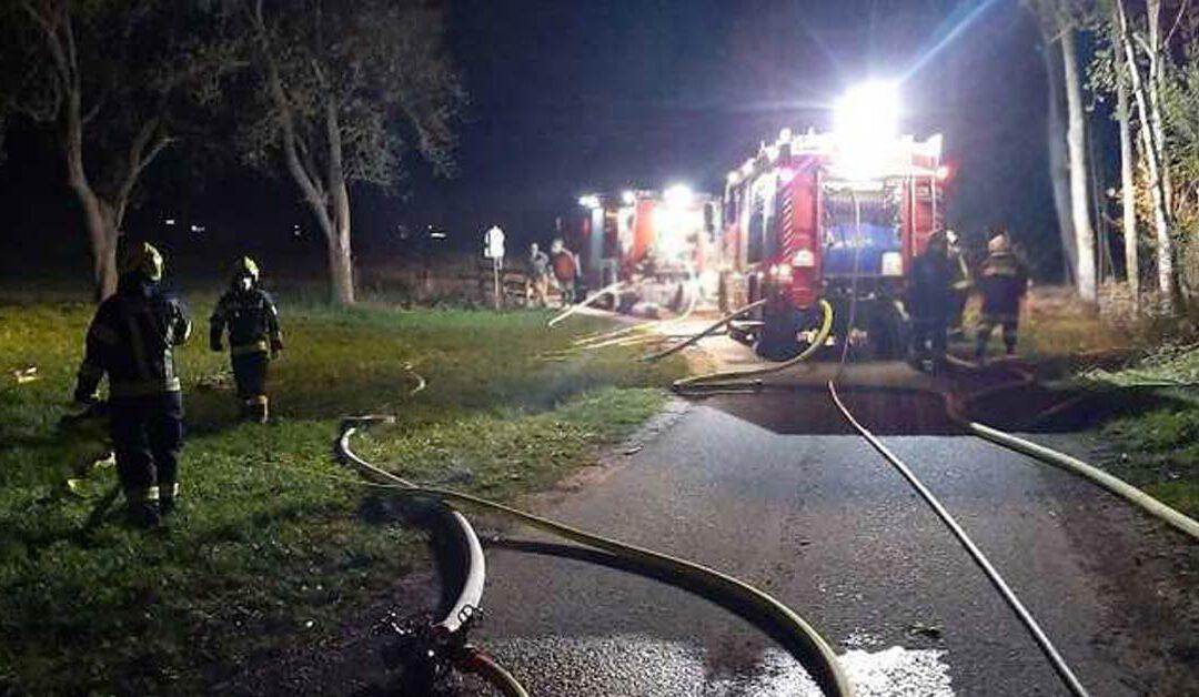 Drei Feuerwehren beim Brand eines Holzstoßes im Einsatz
